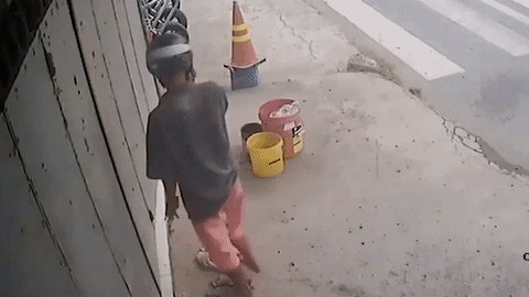 Nguoi dan ong di xe may trao doi dep to ong hinh anh