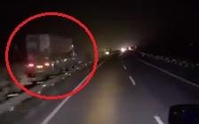 Xe container chay nguoc chieu tren cao toc Noi Bai - Lao Cai hinh anh