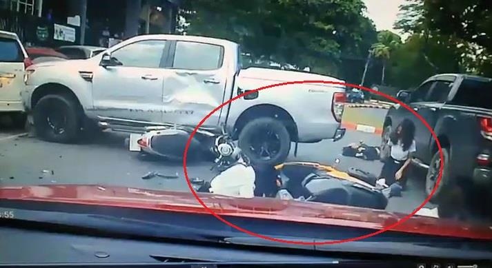 Xe ban tai mat lai, tong vao 5 thieu nu di xe may hinh anh