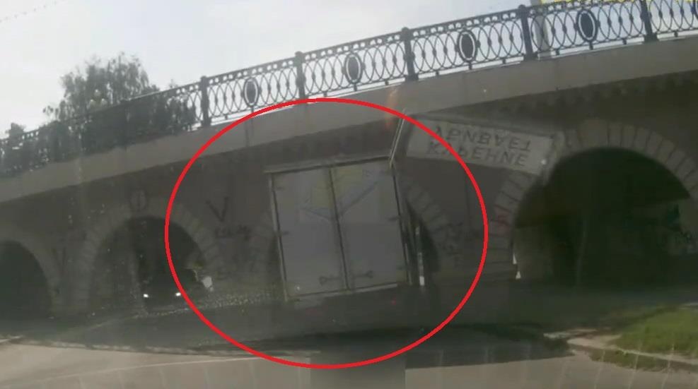 Vuot qua chieu cao, xe tai va vao thanh cau hinh anh