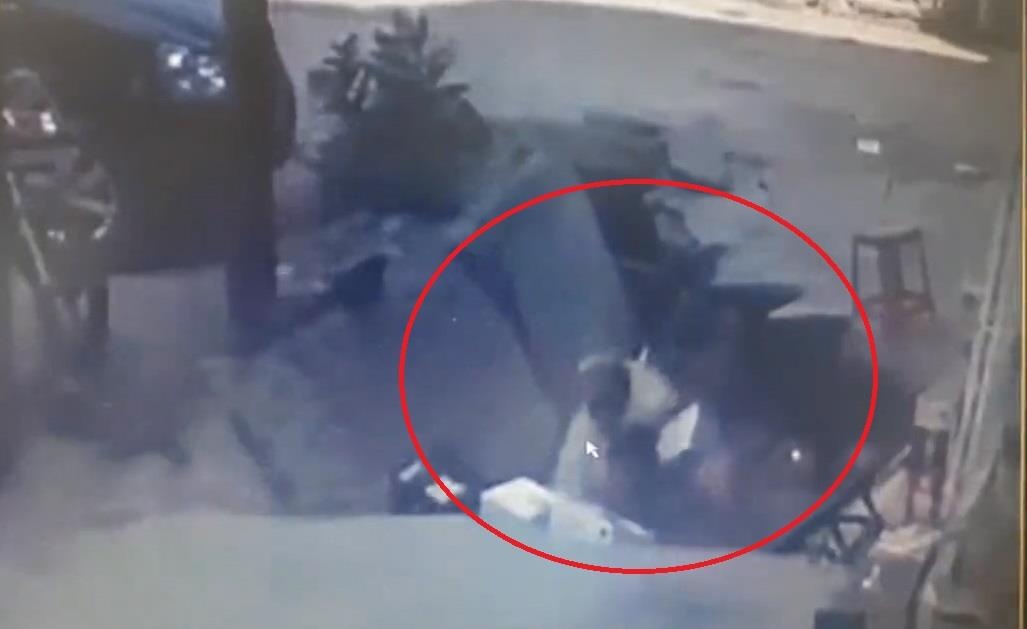 Hai nguoi dan ong roi xuong ho khi mat duong do sap hinh anh