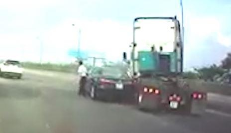 Container vo dau do oto chuyen lan dot ngot hinh anh