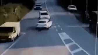 Vuot au, oto tong vao xe khac gay tai nan lien hoan hinh anh