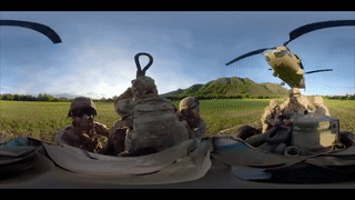 Truc thang CH-47 Chinook van chuyen luu phao M-777 hinh anh