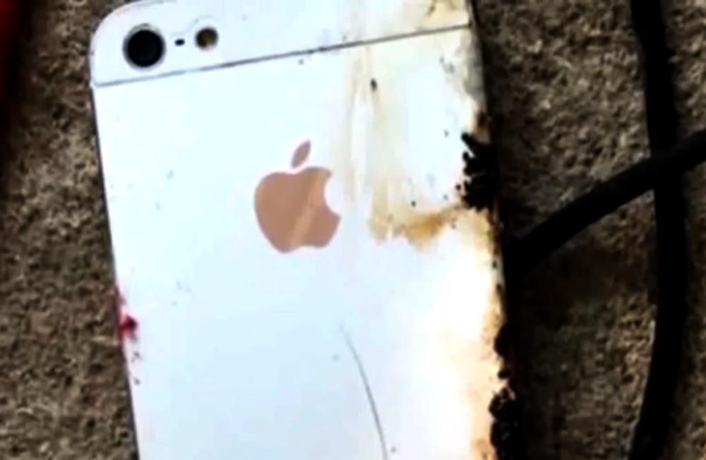 Mot nguoi chet khi sac iPhone vua dung dien thoai hinh anh