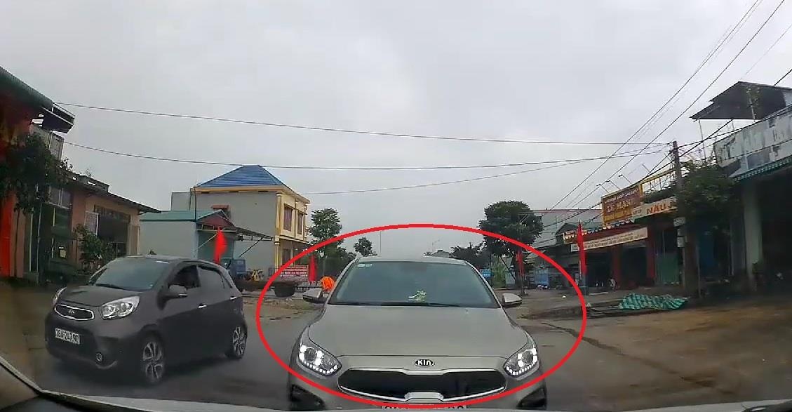 Oto con vuot au, lan lan nguoc chieu roi thach thuc tai xe hinh anh