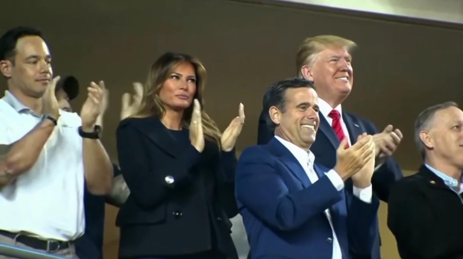 TT Trump bi dam dong la o khi di xem bong chay hinh anh