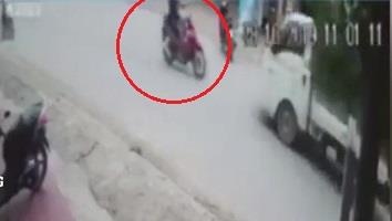 Dam truc dien xe tai, nguoi dan ong di xe may bi hat vang ra xa hinh anh