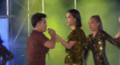 Bich Phuong bi khan gia giat micro de tim con hinh anh