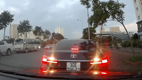 Tai xe lui trung oto phia sau roi vo tu vot di hinh anh