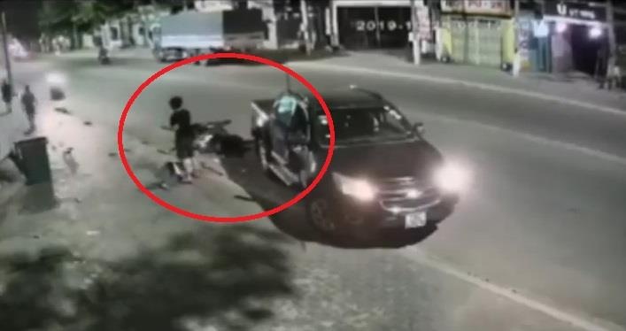 Tong trung oto dang quay dau voi toc do cao, nam thanh nien nguy kich hinh anh