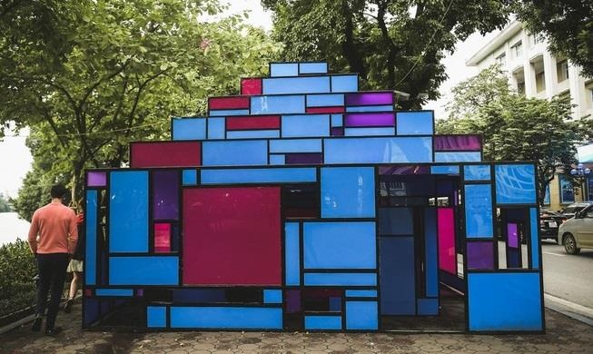 Lam tuong toilet, nhieu nguoi di ve sinh trong tac pham nghe thuat hinh anh