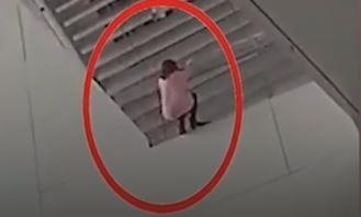 Linh tuan tra tay khong bat gon co gai nhay lau tu tu o Trung Quoc hinh anh