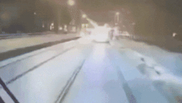 Mai me bam dien thoai, nu tai xe gay tai nan thiet hai 1,5 trieu USD hinh anh