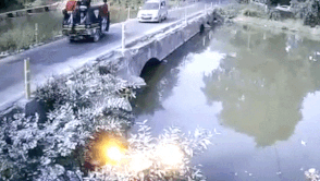 Va quet voi xe lam tren cau, oto roi xuong song hinh anh