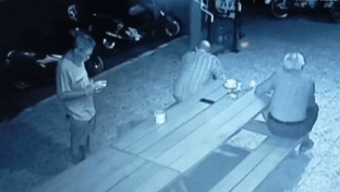 Ngoi uong nuoc, du khach Anh bi ke gian lay cap dien thoai hinh anh