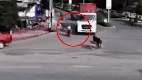 Khuat tam nhin, xe container can qua nguoi phu nu dieu khien xe may hinh anh