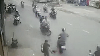 Ten cuop phi xe nguoc chieu thoat vong vay truy duoi hinh anh