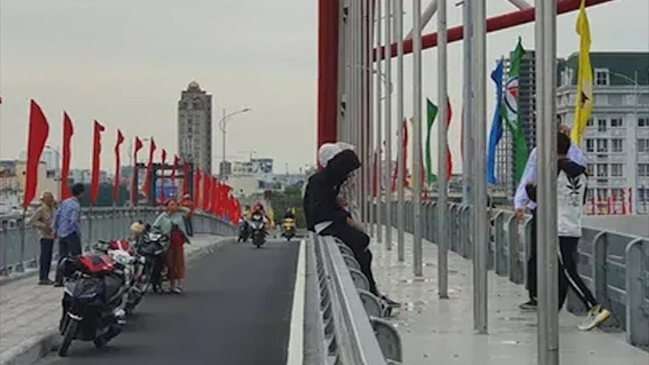 Nhieu nguoi 'song ao' tren cau hien dai nhat Hai Phong hinh anh