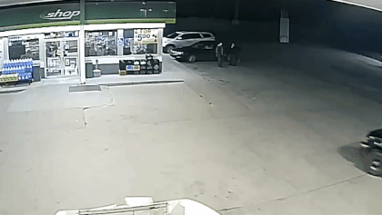 Xe ban tai mat lai lao thang vao tram xang hinh anh