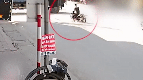 Vuot den do, nam thanh nien bi xe bon can qua chan hinh anh