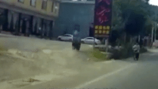 Lop xe tai vang ra khi dang chay, roi trung oto ben duong hinh anh