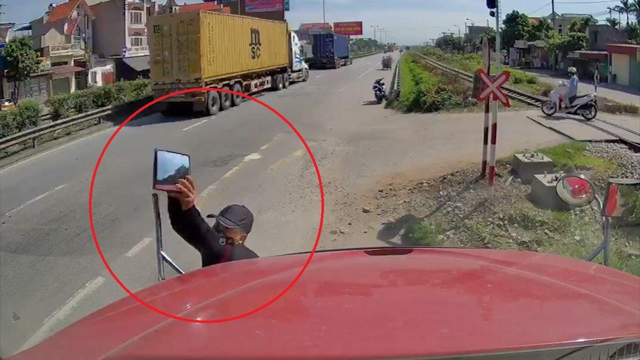 Ke gian be trom kinh chieu hau cua container giua ban ngay hinh anh