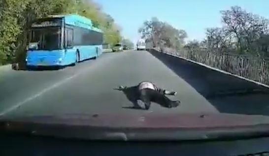 Xe cuu thuong bat can, benh nhan roi xuong duong hinh anh