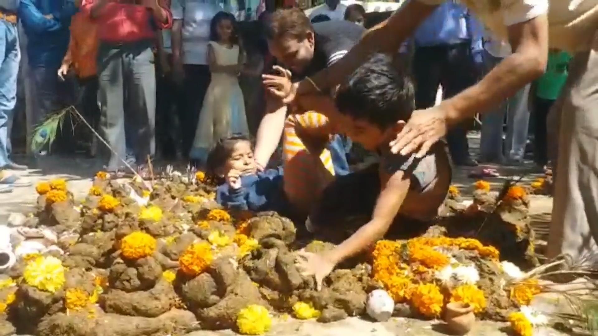 Cha me nem con vao dong phan bo de cau may hinh anh