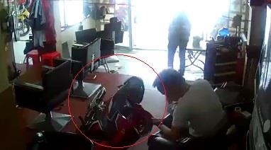 Xe may mat lai lao vao salon dam vao nguoi nam tren ghe hinh anh