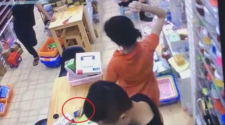 Nguoi phu nu trom dien thoai nhanh nhu chop hinh anh