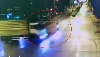 Vuot den do toc do cao, xe may dam vao xe tai hinh anh