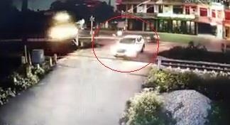 Khoanh khac tau hoa huc bay oto cho pho bi thu huyen uy hinh anh