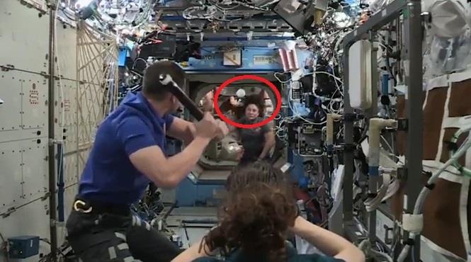 Phi hanh gia choi bong chay tren Tram Vu tru Quoc te hinh anh