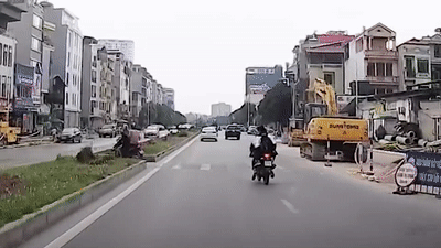 Nam sinh suyt bi oto tong vi sang duong bat can hinh anh