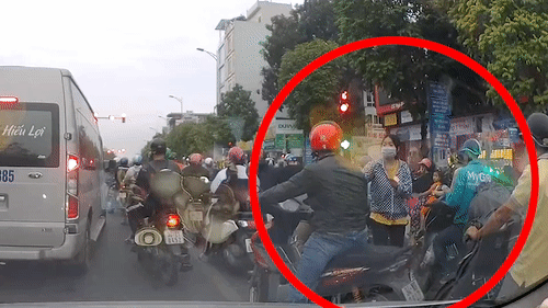 Ga trai vung tay dinh sam so co gai phat to roi hinh anh