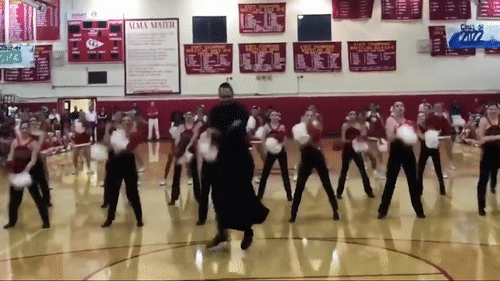 Linh muc My nhay cung doi co dong truong trung hoc hinh anh