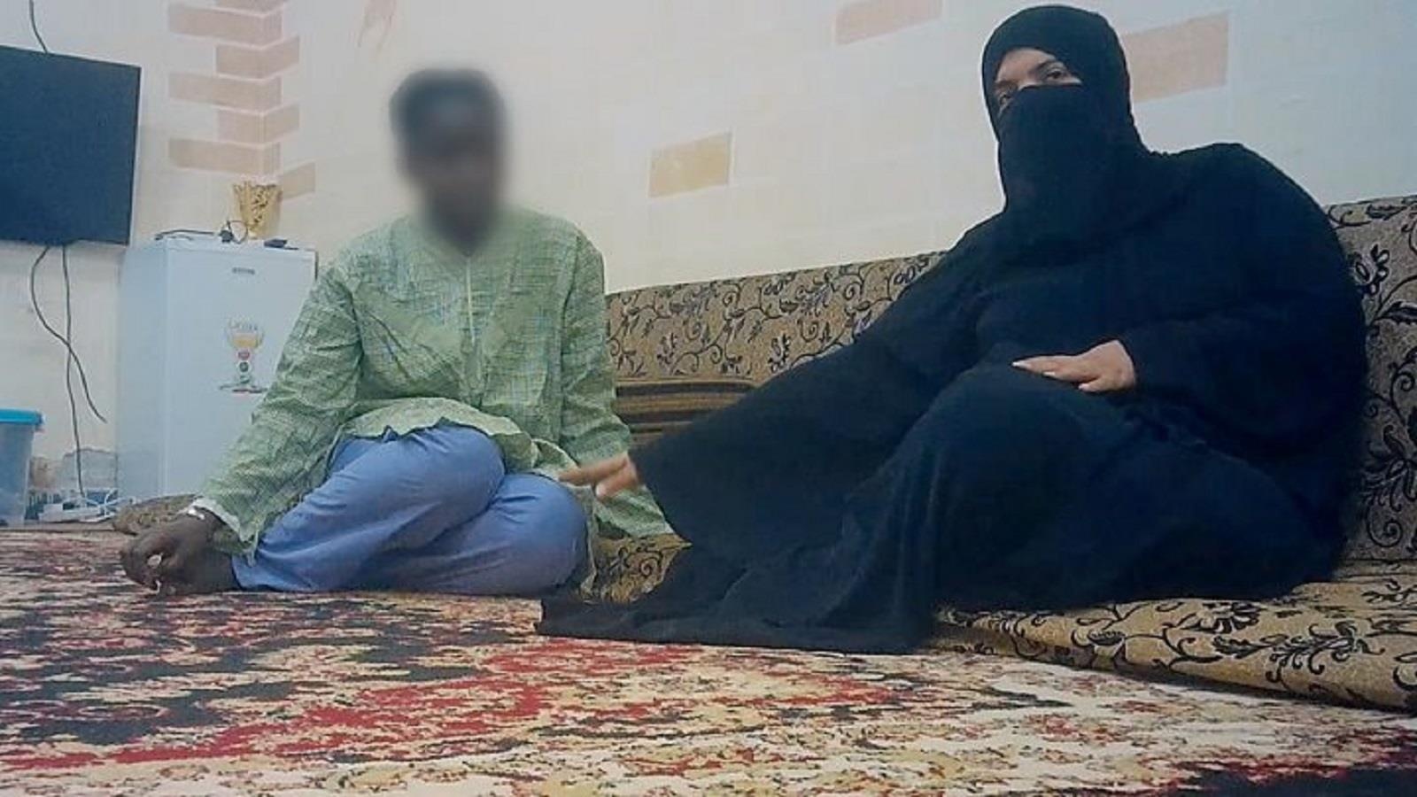 Thi truong buon ban no le qua mang o vinh Arab hinh anh