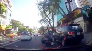 Gay tai nan vi lai xe may mai dung dien thoai hinh anh