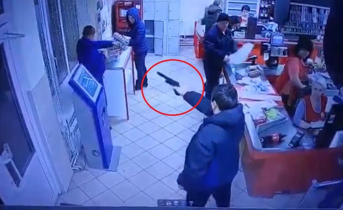 Dung sung do choi de cuop, nguoi dan ong bi dan tom gon hinh anh