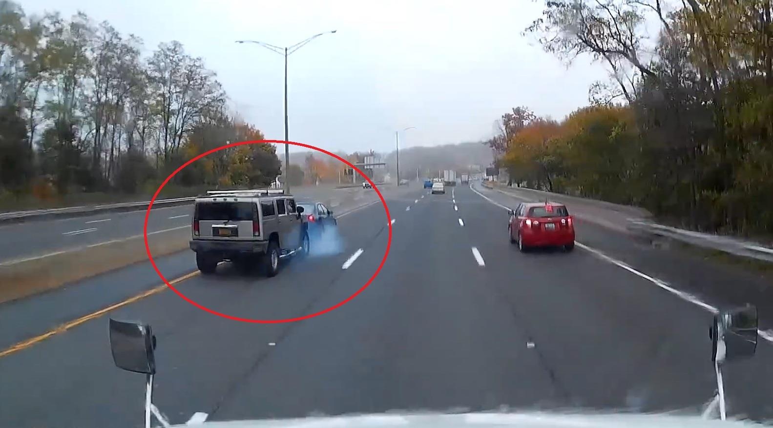 Oto ruot duoi huc nhau tren duong cao toc hinh anh