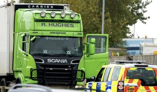 Canh sat Anh ruot duoi xe tai xanh la lien quan vu 39 tu thi hinh anh