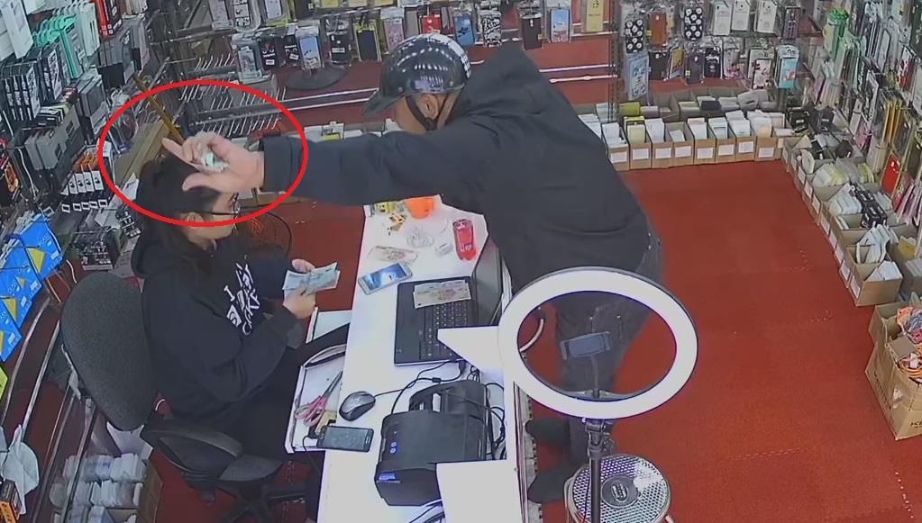 Ke gian lua rut tien ngay tren tay co gai ban hang hinh anh