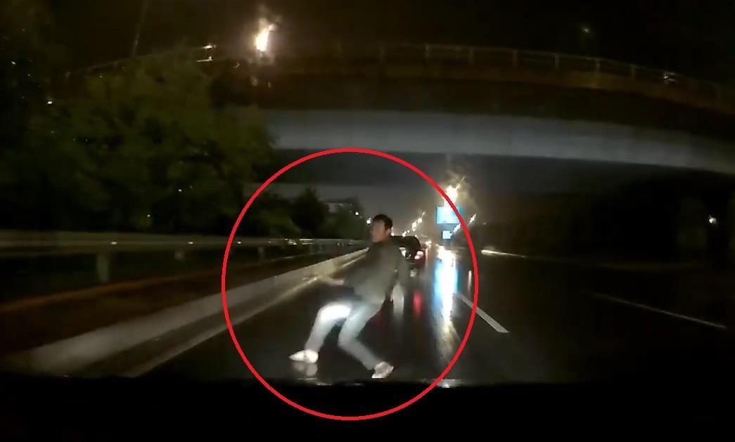 Nguoi di bo bi oto dam trung khi sang duong hinh anh