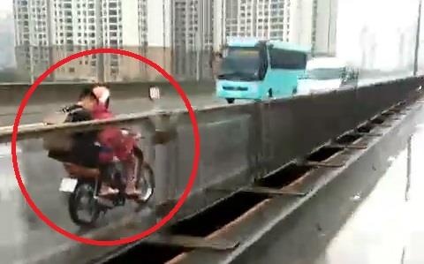 Xe may chay nguoc chieu tren duong chi danh cho oto hinh anh