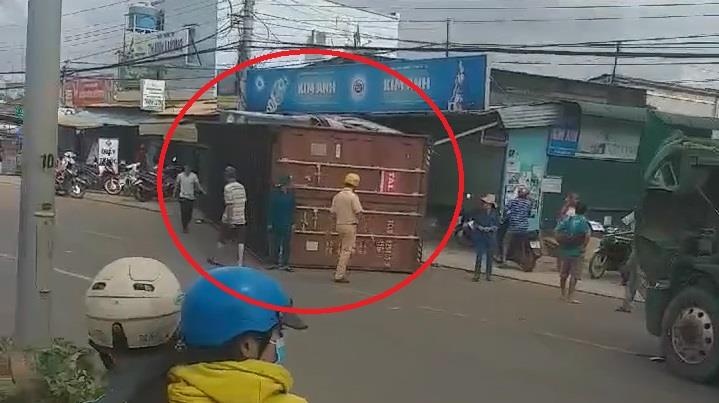 Thung container roi xuong duong de trung 2 nguoi hinh anh