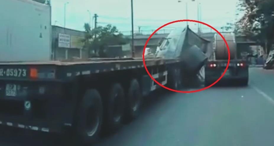 2 cuon sat hang chuc tan de bep dau xe container hinh anh