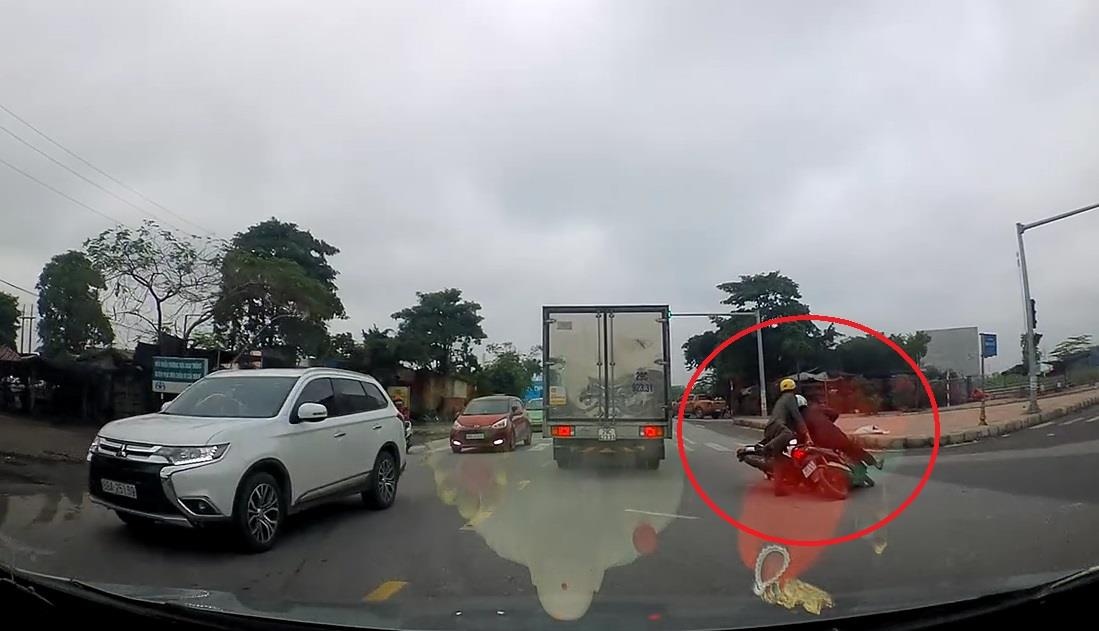 Chay cat dau oto de sang duong, xe may gay tai nan hinh anh