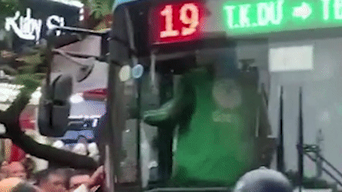 Tai xe xe buyt va xe om chot cua danh nhau hinh anh