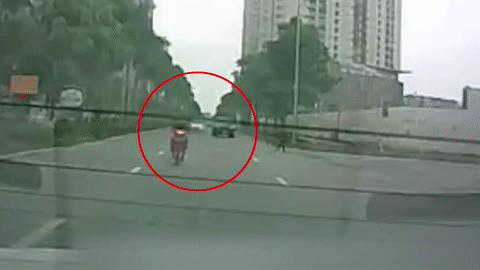 Bay len cop oto vi quen phanh xe may hinh anh